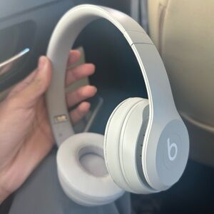 Gray Beats Solo 4